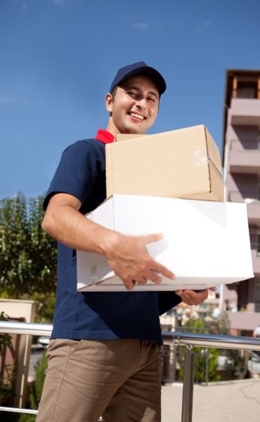 persona cargando paquetes en Contacto Transporte Cornellà Barcelona