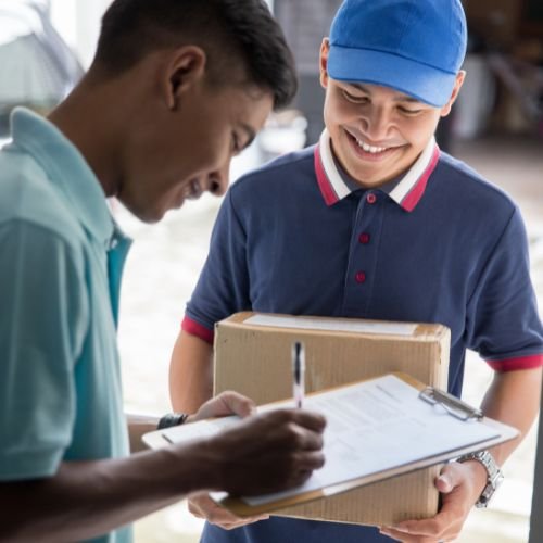 perosna entregando paquetes en Servicios Transporte Cornellà Barcelona.
